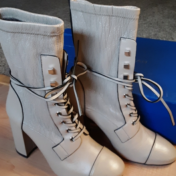 Stuart Weitzman Shoes - Stuart Weitzman “Veruka” Stone Light Tan